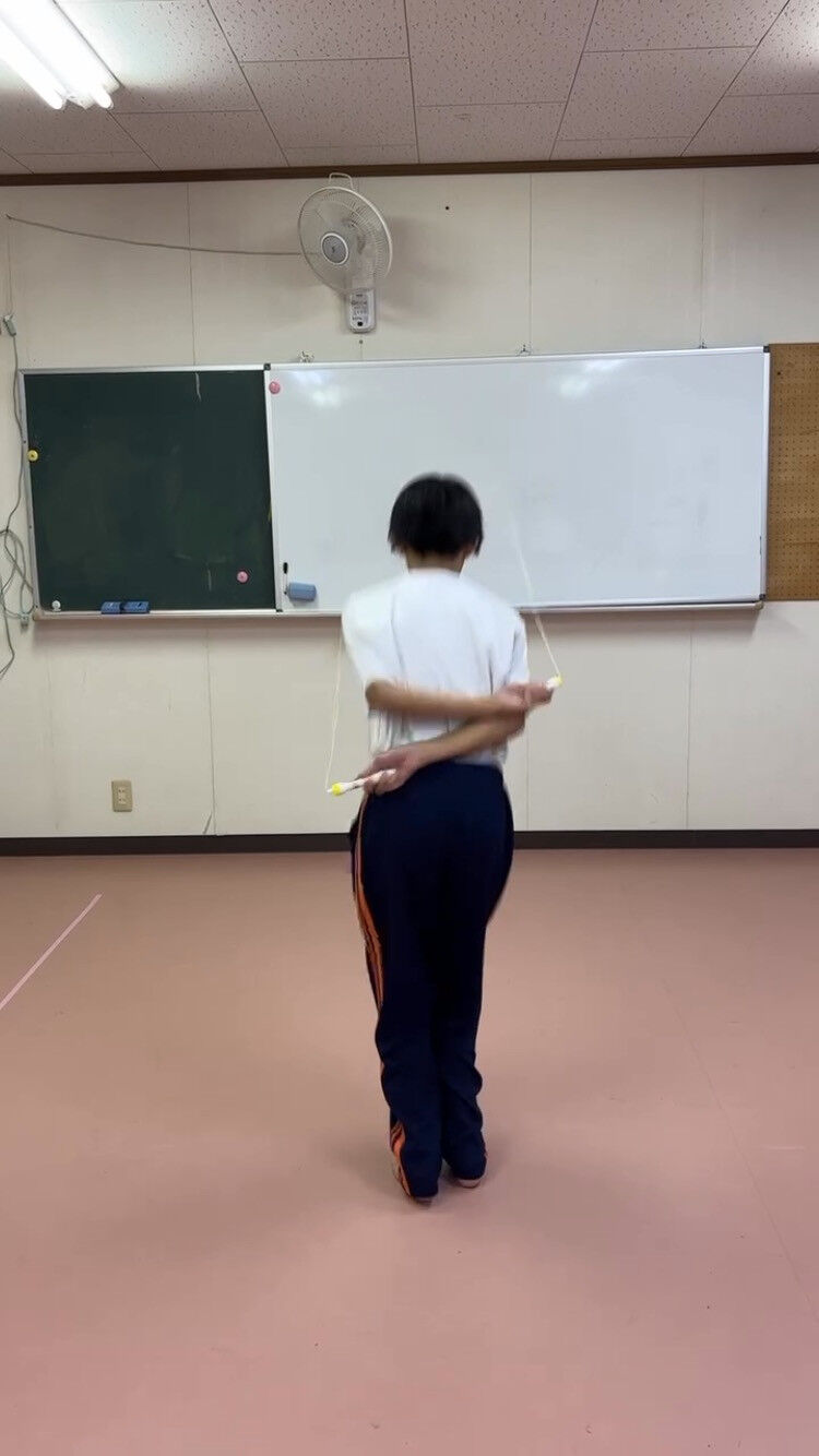 先日の指導で、長く体操に打ち込んでいる鬼塚君が、超難関技「背