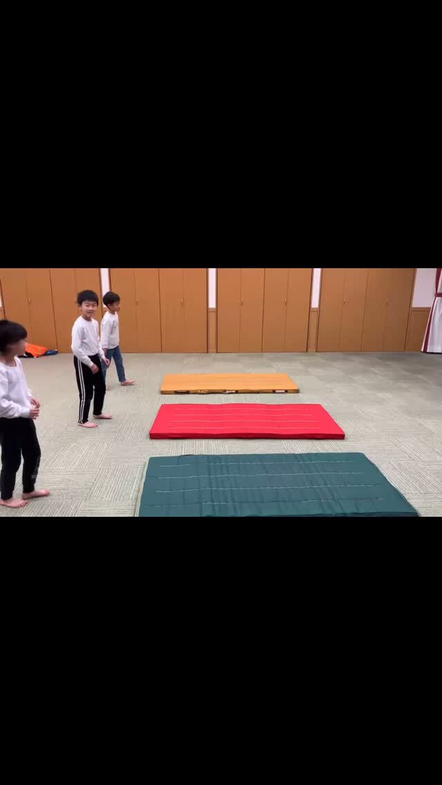 ある日の体操教室で、小学2年生の3人が同時に側転を披露してく