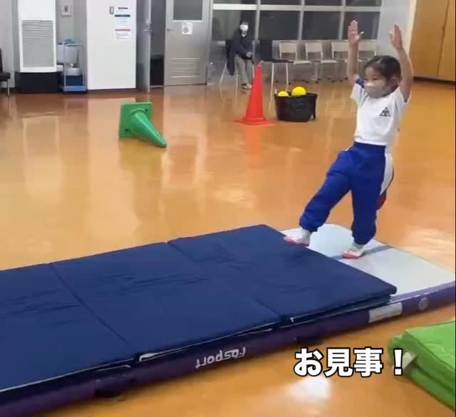 1年生の女の子2名が“倒立ブリッジ→ブリッジ起き上がり