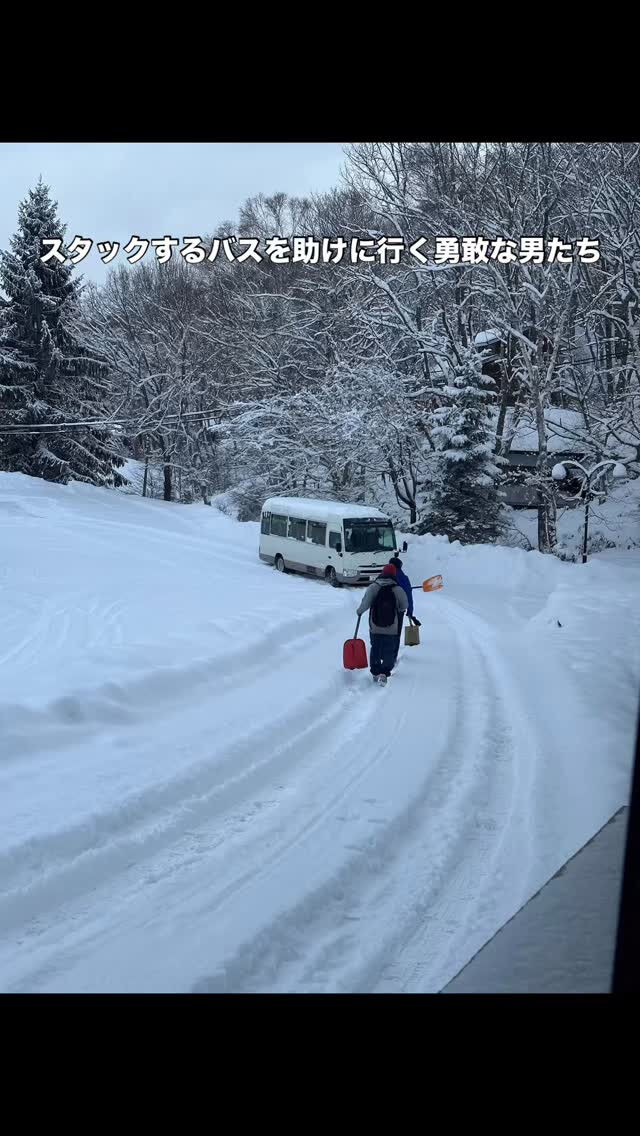 スタックするバスを助けに行く勇敢な男たち 